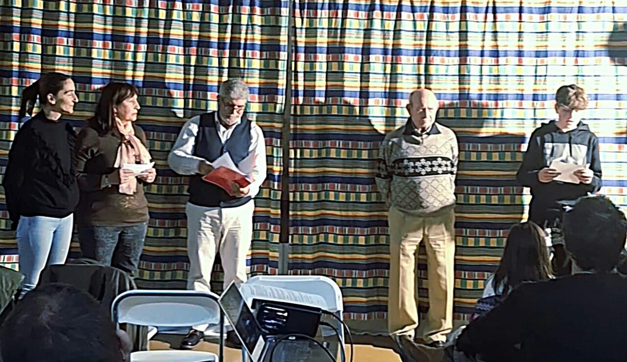 Jaime leyendo su relato premiado en el certamen literario