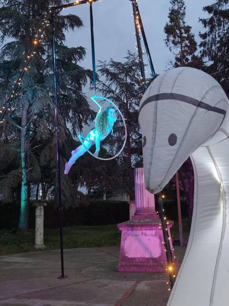 Artista realizando acrobacias en el Jardín de la Fantasía en Palencia