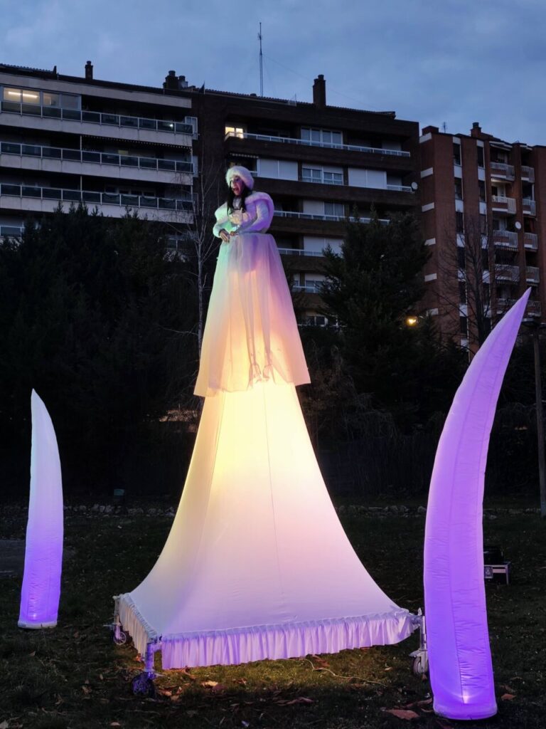 Una figura mágica en el Jardín de la Fantasía de Palencia