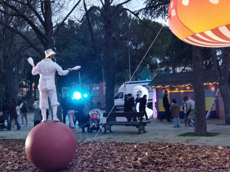 Malabarista sobre una bola en el Jardín de la Fantasía de Palencia