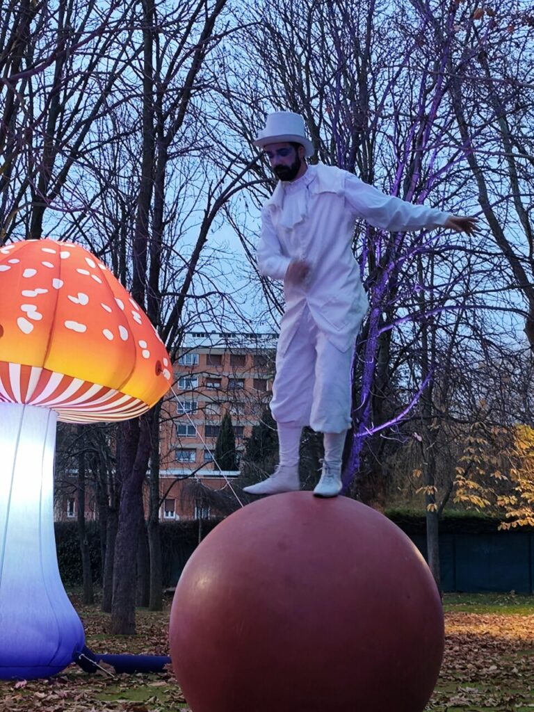 Malabarista sobre una bola en el Jardín de la Fantasía de Palencia