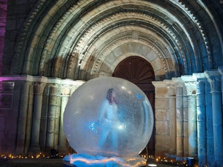 Escena navideña en el Jardín de la Fantasía con artista en burbuja