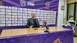Entrenador Jordi Juste en rueda de prensa tras partido de baloncesto