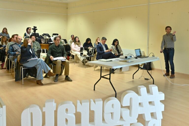 Fernando Vegas presentando en una jornada sobre emprendimiento rural