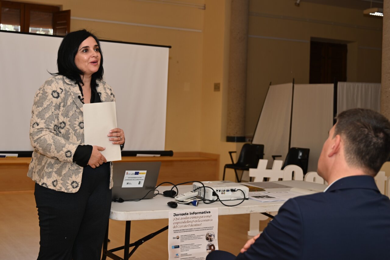 Mujer hablando en una jornada informativa sobre emprendimiento rural.
