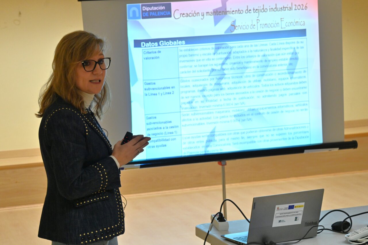 Maite González presentando en una jornada sobre emprendimiento rural