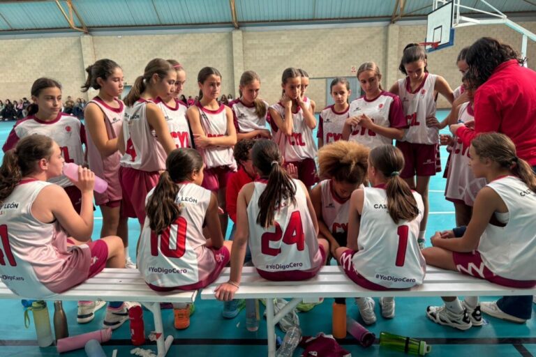 Jugadoras de minibasket en concentración durante un entrenamiento
