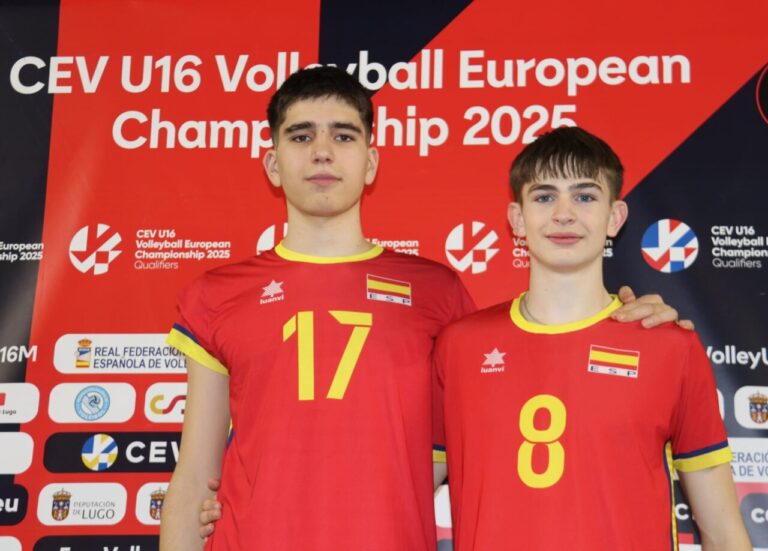 Dos jóvenes jugadores de voleibol de la selección española sub-17