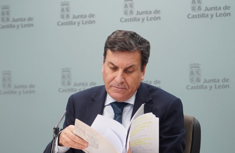 Funcionario de la Junta de Castilla y León revisando documentos sobre incendios forestales