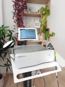 Equipo de terapia de ondas de choque en un entorno clínico moderno