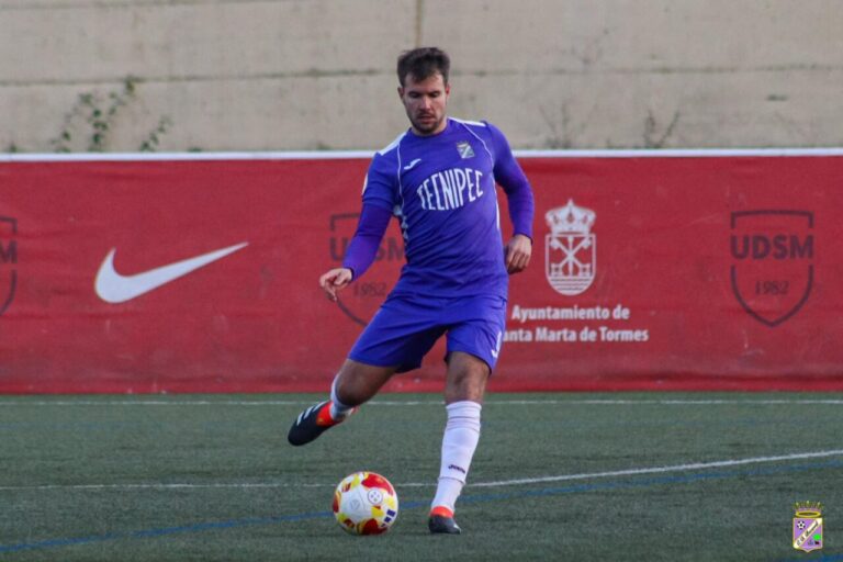 Kike Simal jugando al fútbol con el CD Becerril en un campo