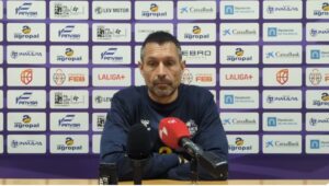 Entrenador Natxo Lezkano en conferencia de prensa del Súper Agropal