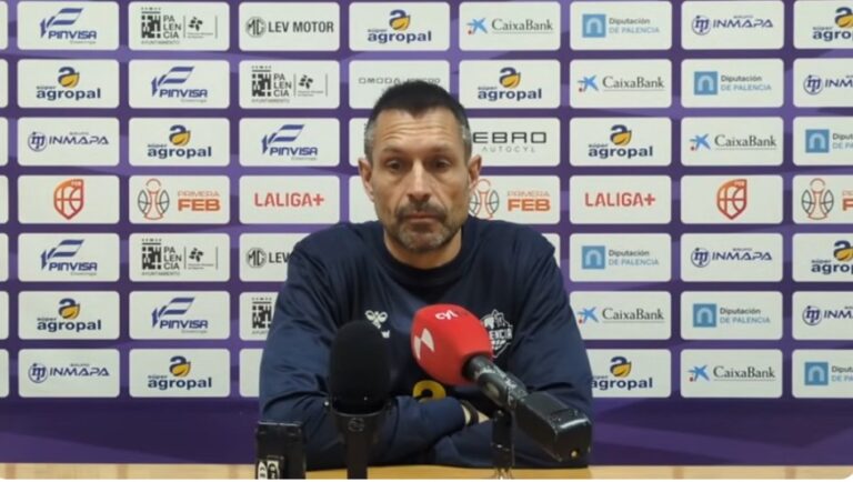 Entrenador Natxo Lezkano en conferencia de prensa del Súper Agropal