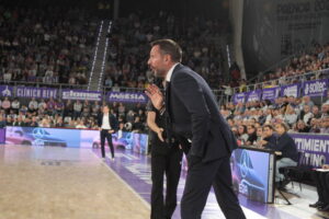 Entrenador Natxo Lezkano durante una rueda de prensa en el baloncesto