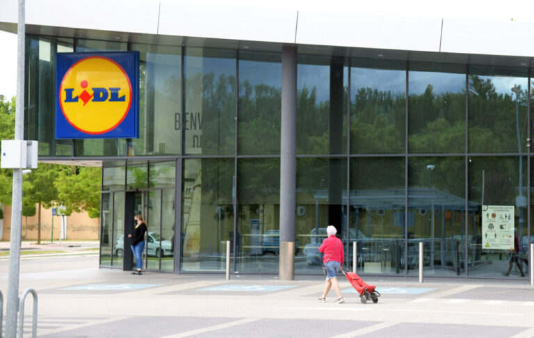 Exterior de una tienda Lidl en Palencia con clientes