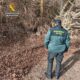 Agente de la Guardia Civil en un bosque durante la búsqueda de un desaparecido.