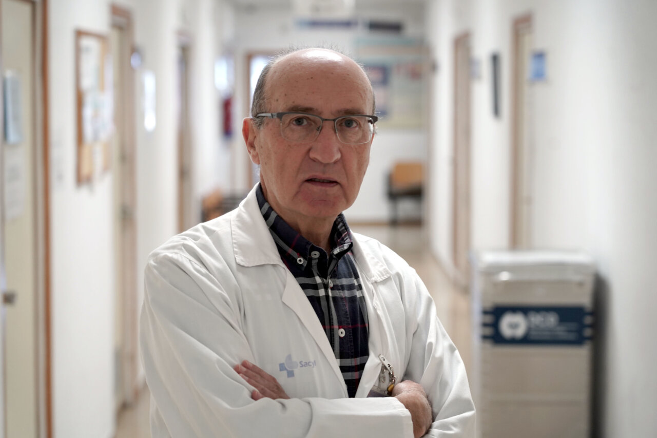 Médico en pasillo de hospital, investigando la sepsis