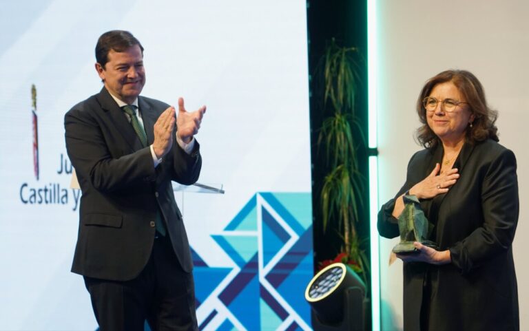 Lucía Méndez recibiendo un premio de periodismo en un evento