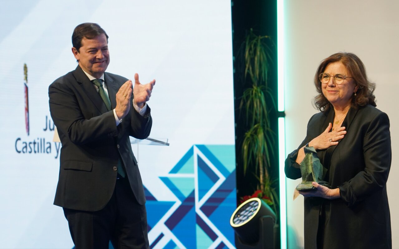 Lucía Méndez recibiendo un premio de periodismo en un evento