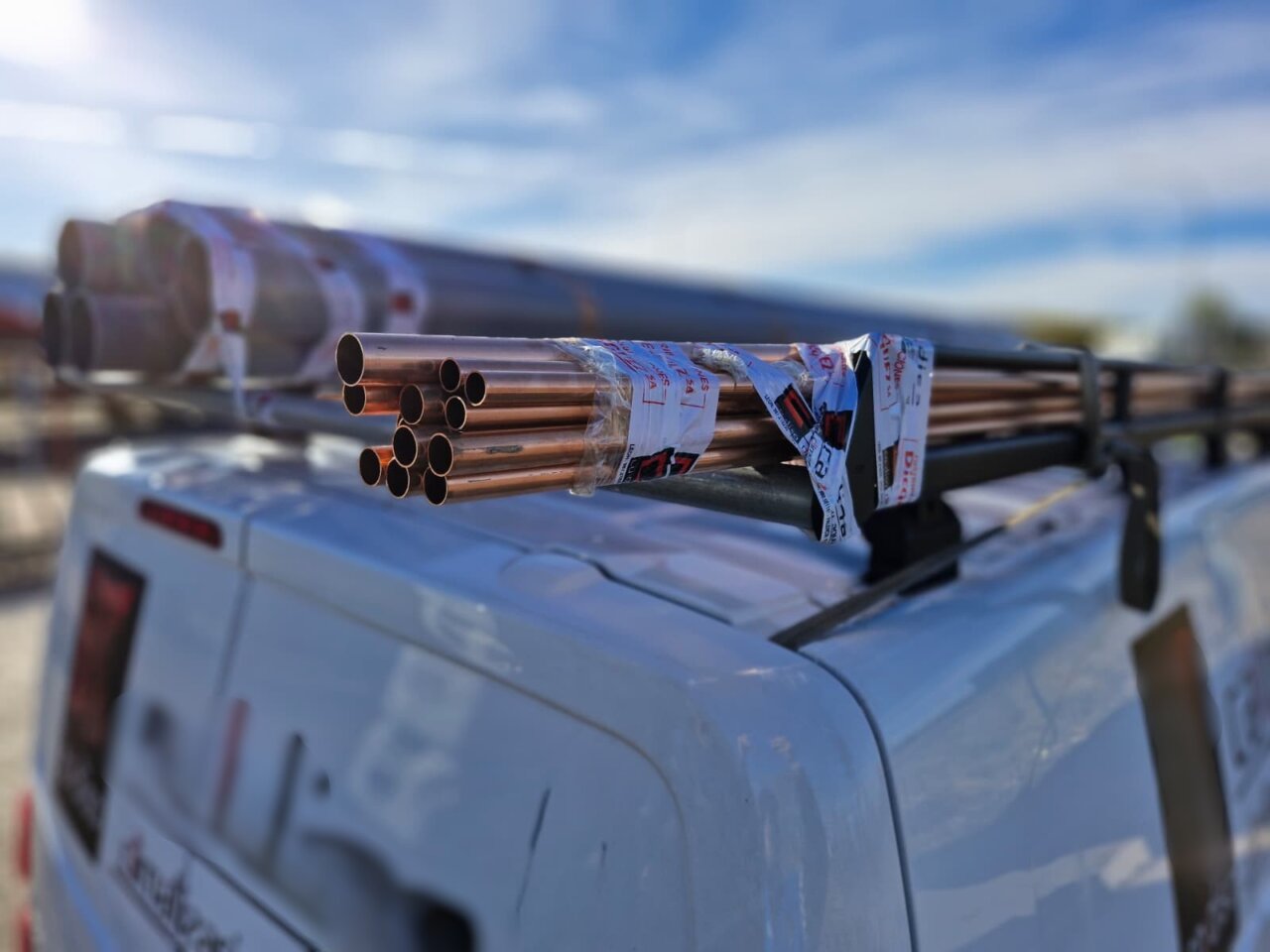 Furgoneta con tubos de cobre mal asegurados en el techo