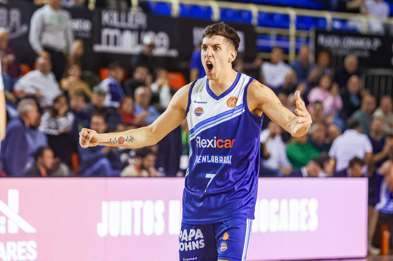 Mateo Diaz celebra una canasta ante el Súper Agropal Palencia. / FEB  (Flexicar Fuenlabrada)
