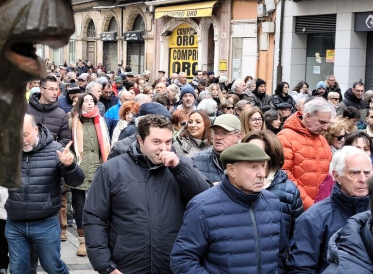 Multitud de personas en una manifestación en Palencia contra las pantallas acústicas.