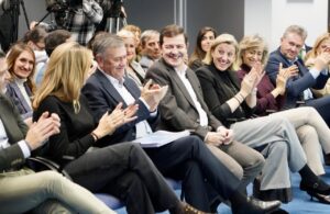Reunión del PP con Alfonso Fernández Mañueco e Isabel Blanco sonriendo.