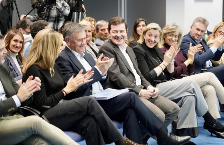Reunión del PP con Alfonso Fernández Mañueco e Isabel Blanco sonriendo.
