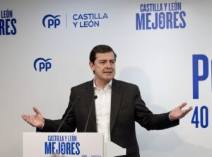 Mañueco hablando en un evento del Partido Popular en Castilla y León