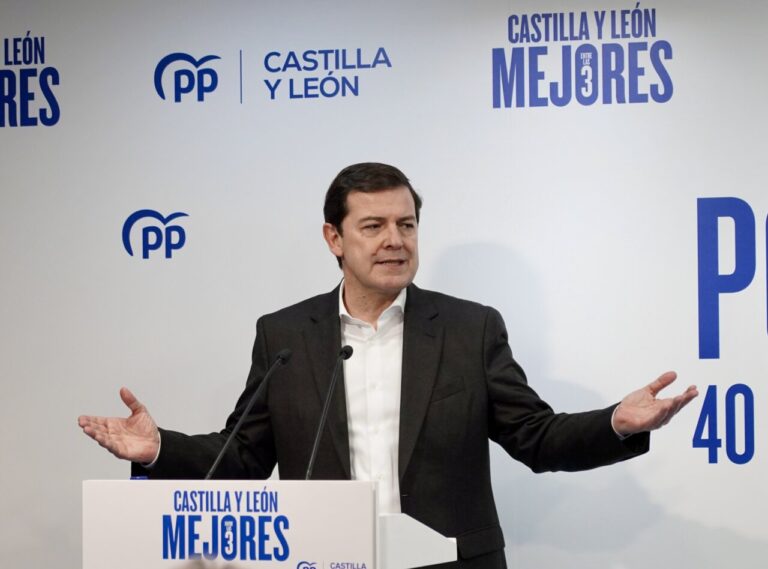 Mañueco hablando en un evento del Partido Popular en Castilla y León