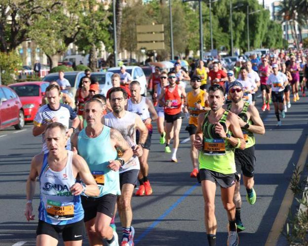Corredores compitiendo en el Maratón de Valencia 2025