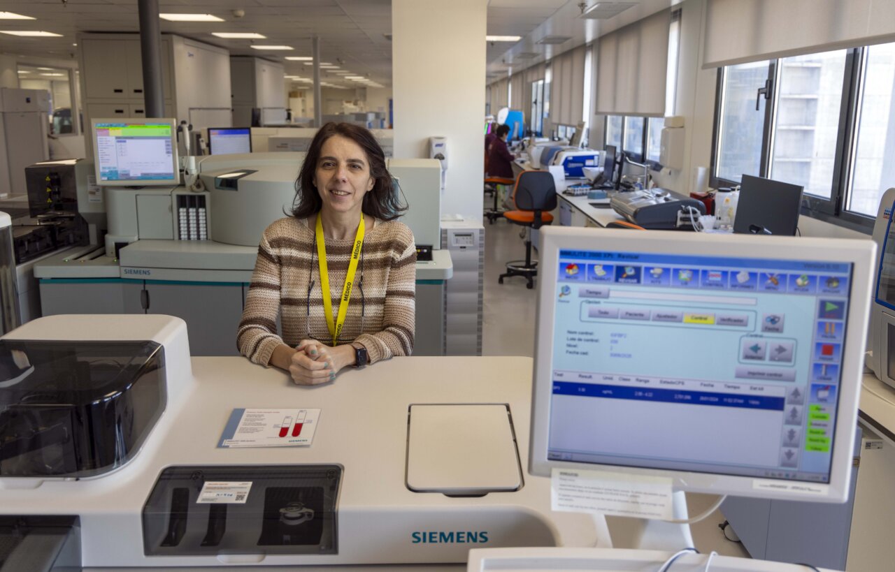 Profesional de la salud en un laboratorio de medicina personalizada