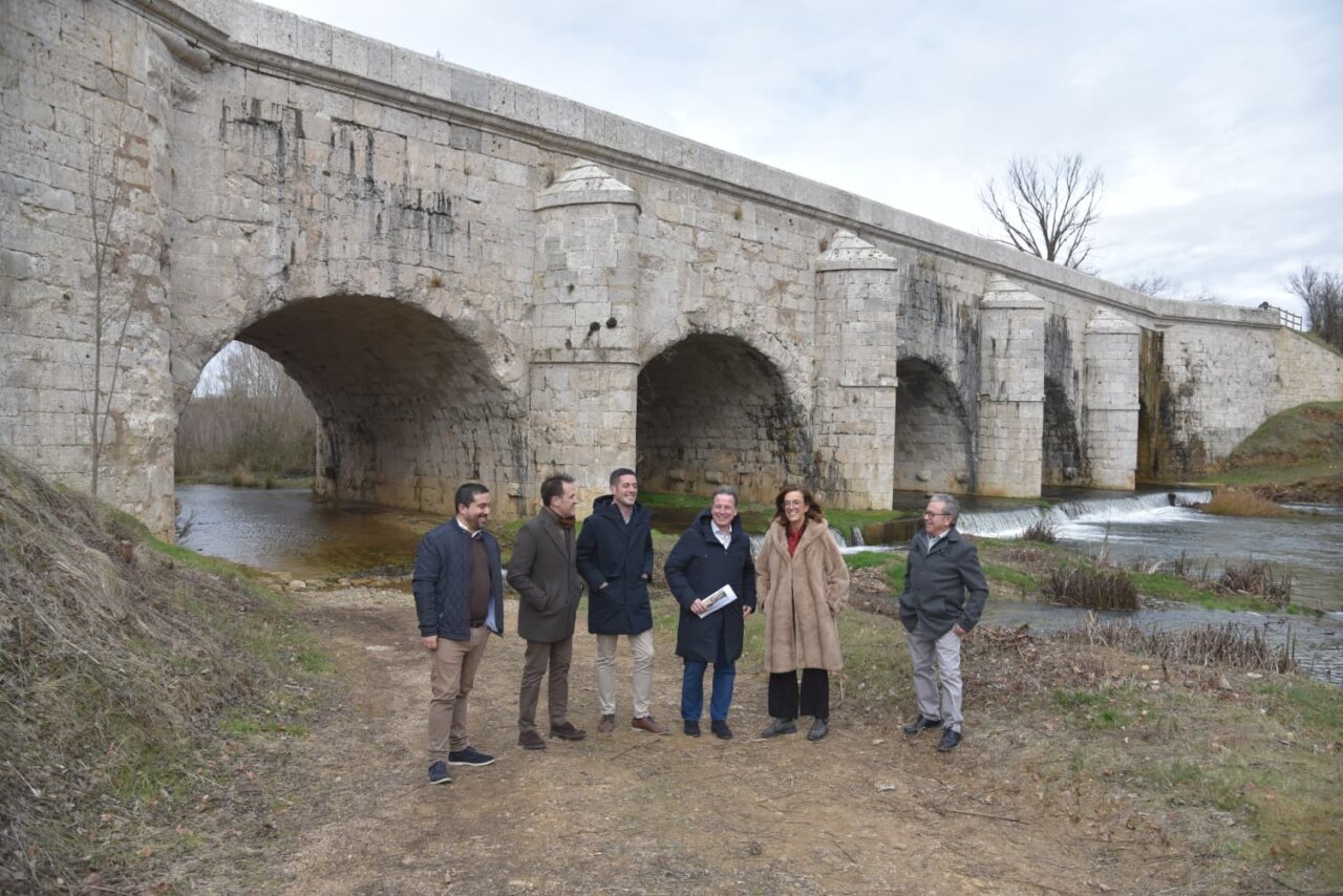 Grupo de personas junto al acueducto de Abánades en Melgar de Fernamental