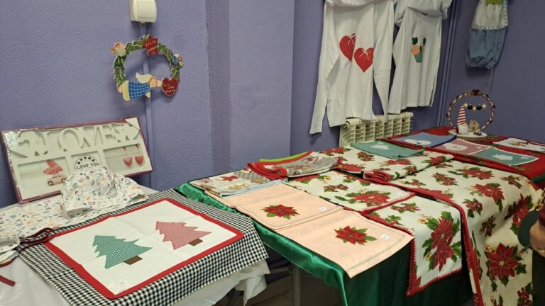 Artículos decorativos y textiles en el mercadillo solidario de Palencia