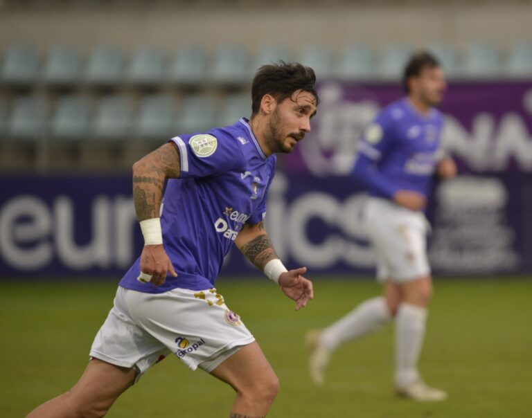 Mikel Prieto corriendo en un partido de fútbol con el Palencia Cristo Atlético.