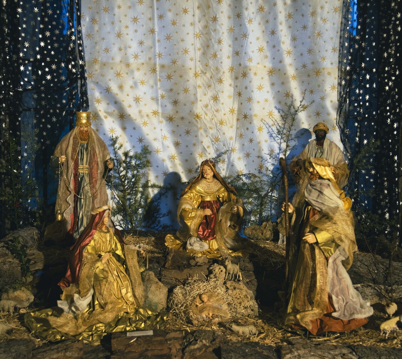 Belén napolitano con figuras de la Virgen, San José y Reyes Magos