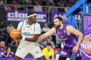 Mladen Armus defendiendo en un partido de baloncesto con su equipo
