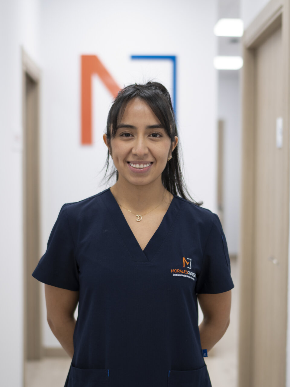 Miembro del equipo de la Clínica Morales Cervera sonriendo en su consultorio