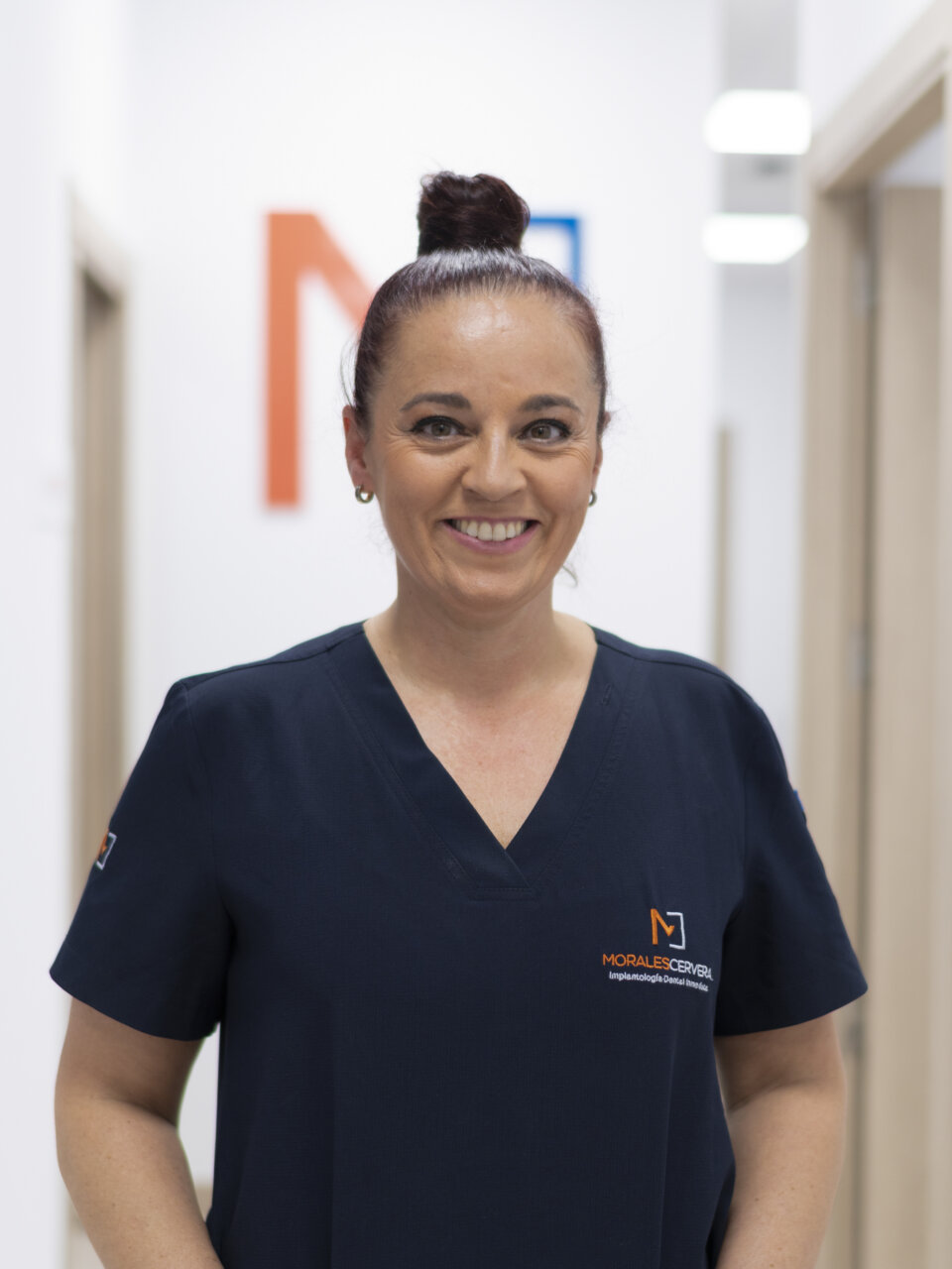 Miembro del equipo de la Clínica Morales Cervera sonriendo en un ambiente profesional