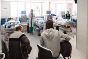 Músicos tocando en un hospital para pacientes en diálisis y UCI