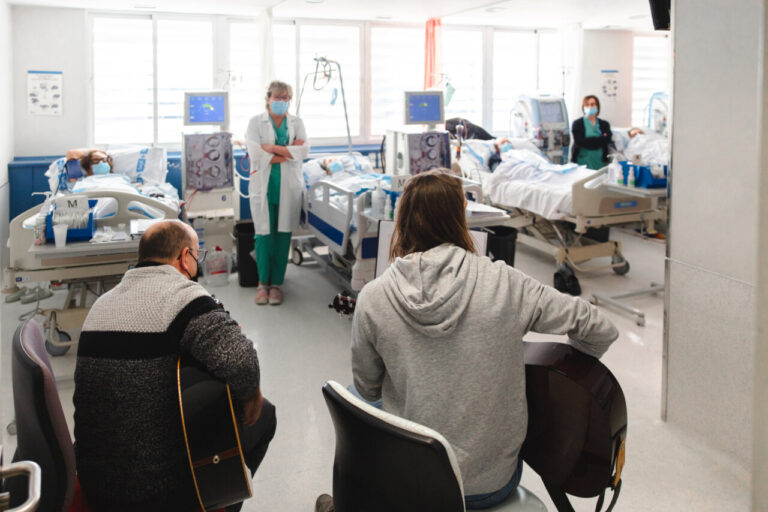 Músicos tocando en un hospital para pacientes en diálisis y UCI