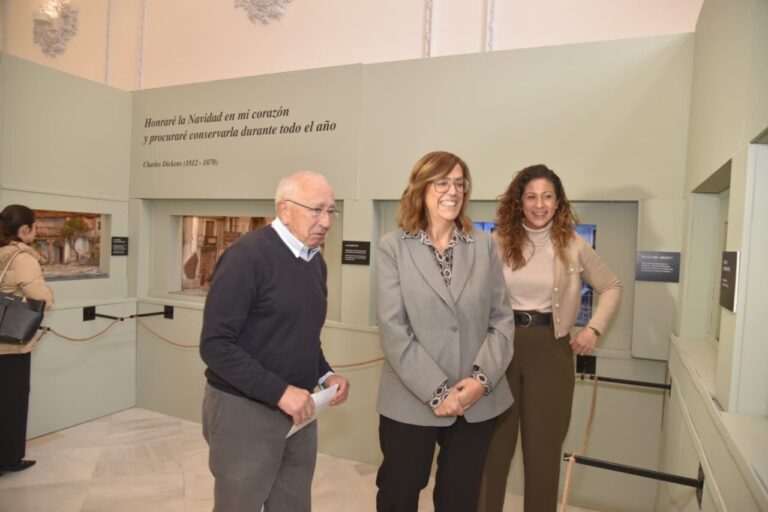 Visitantes observando el Belén Napolitano en el Centro Cultural Provincial