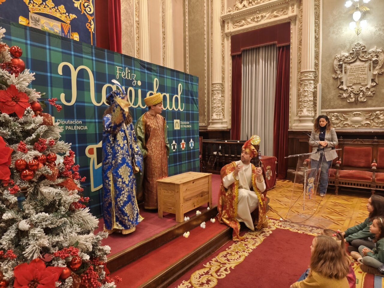 Acto navideño en la Diputación de Palencia con personajes y decoración festiva.