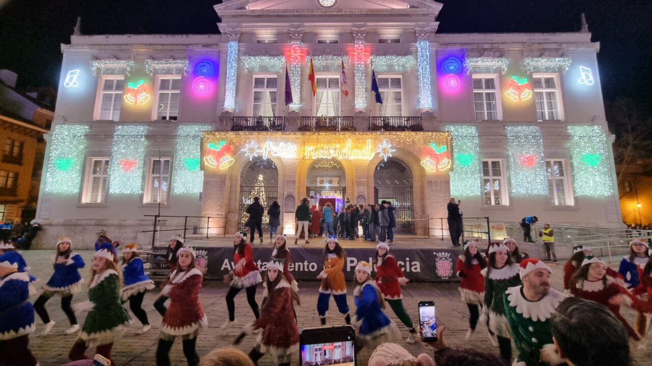 Grupo de personas bailando en la plaza durante la celebración navideña