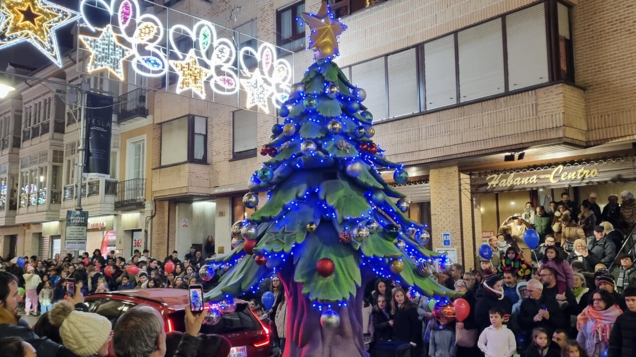 Desfile navideño con un árbol de Navidad iluminado en Palencia