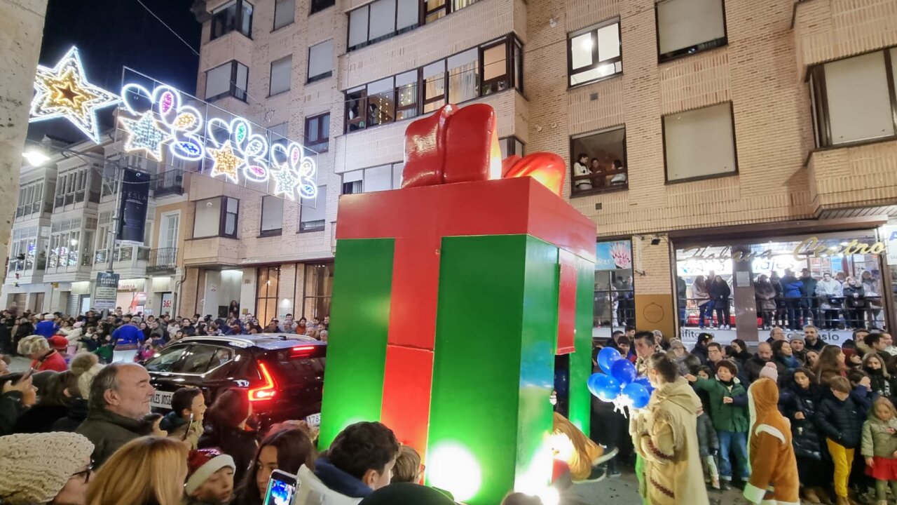 Gran regalo decorado en una celebración navideña en Palencia.