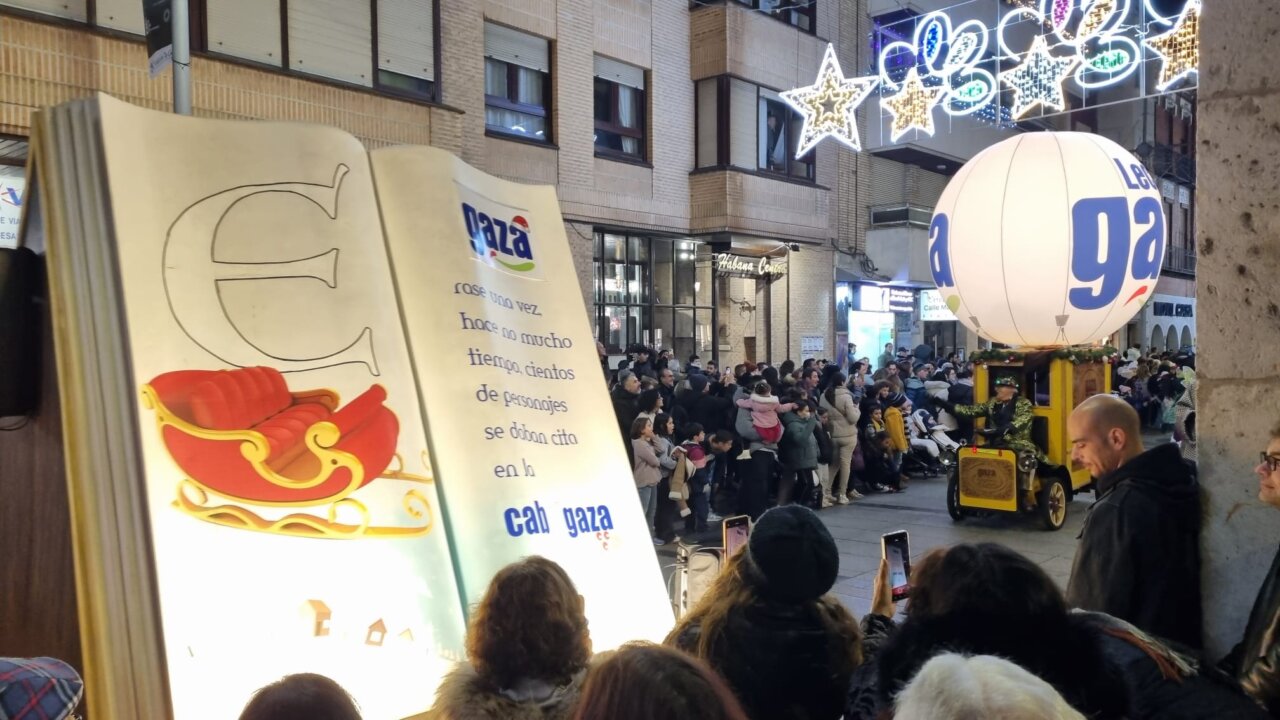 Gran libro decorativo en un evento navideño con mucha gente