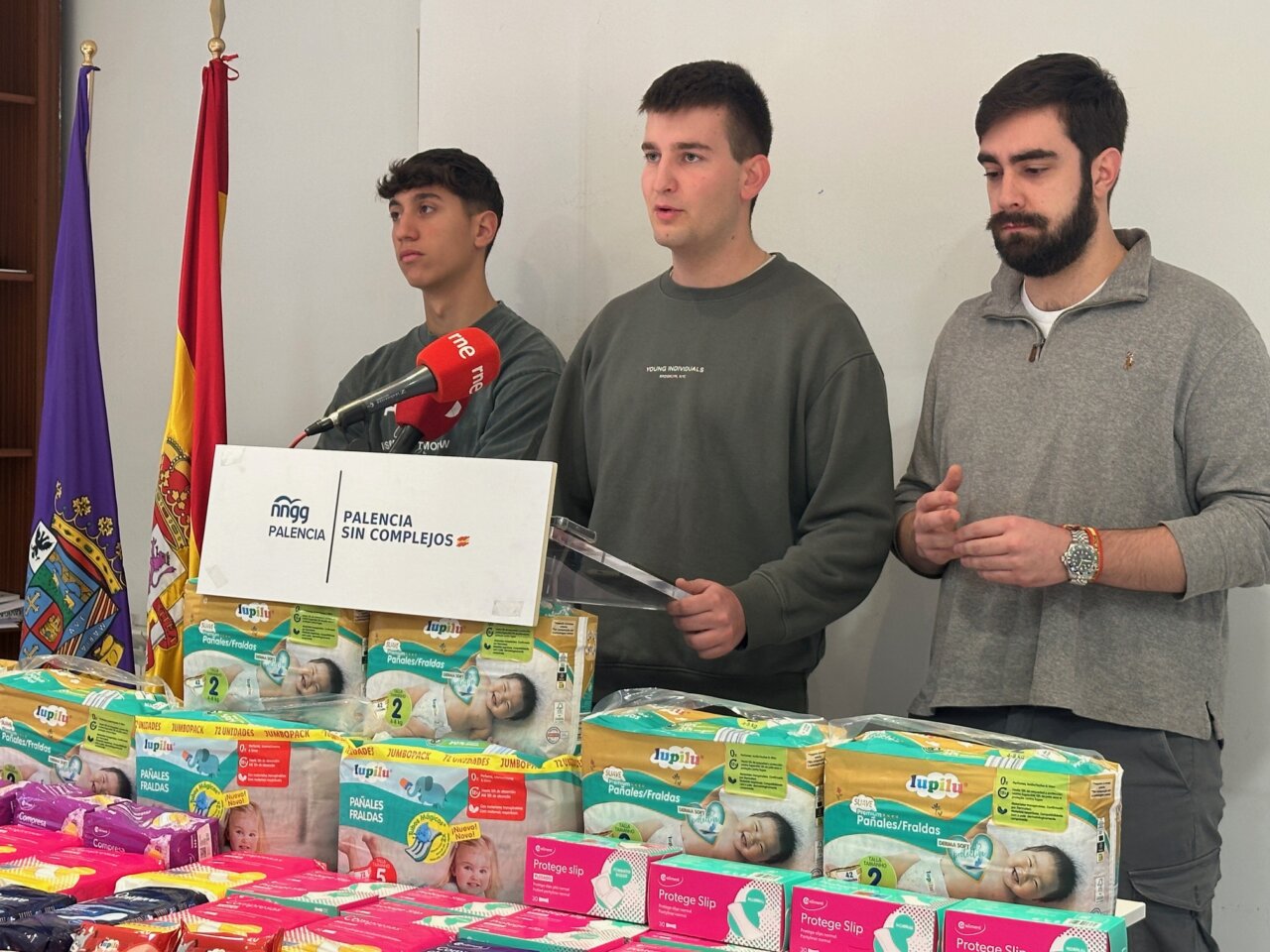 Representantes de NNGG Palencia en campaña solidaria con productos de higiene