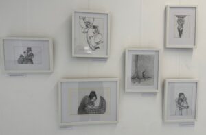 Dibujos enmarcados de Noemí Villamuza en una exposición