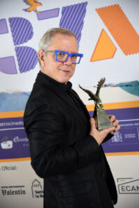 Óscar de la Fuente sosteniendo el premio Águila de Oro en un evento